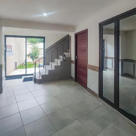 1 Bedroom Gorgeous In Chinian Апартаменты Сен-Шиньян